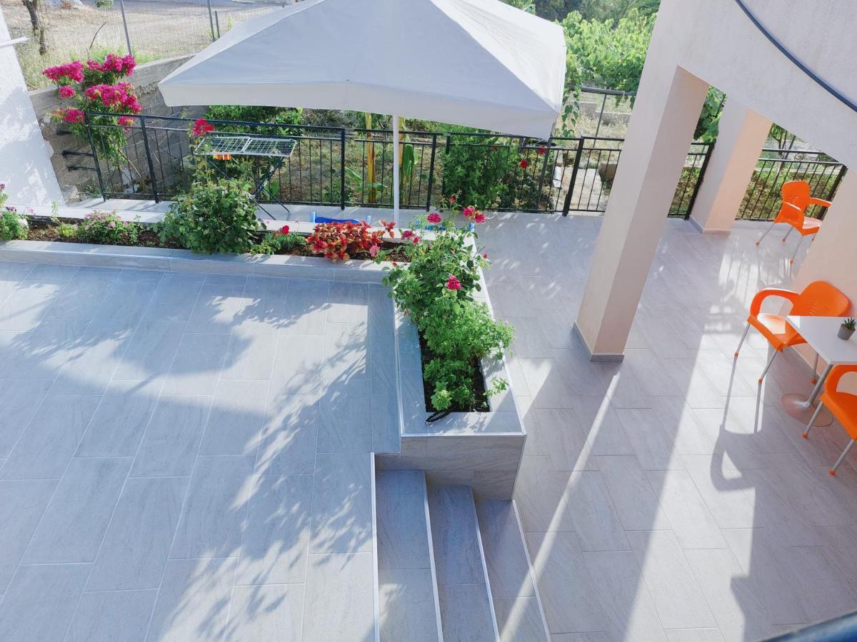 Orange Guest House Dhërmi Екстериор снимка